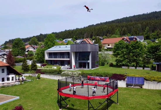 Megatramp – the largest freestanding trampoline in the world, measuring 10 x 10 meters - Akrobat