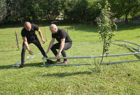Sestavljanje okvirja pri montiranju vgradnega trampolina - Akrobat