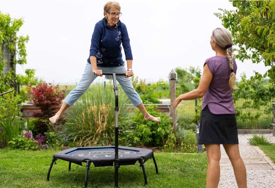 Jumping on trampolines is an effective cardio workout - Akrobat