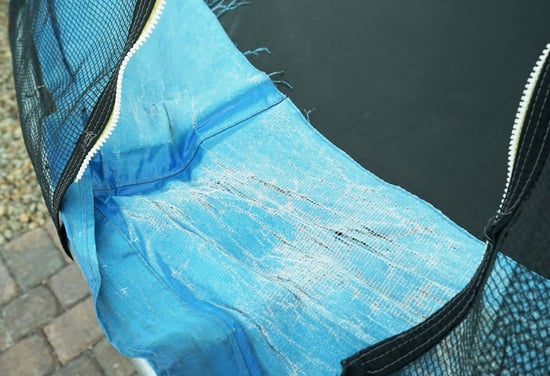 The trampoline safety net is falling apart - Akrobat