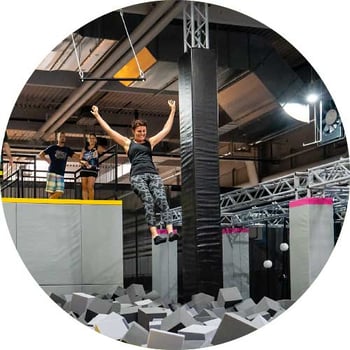 Trapeze Jump in your Trampoline park - Akrobat